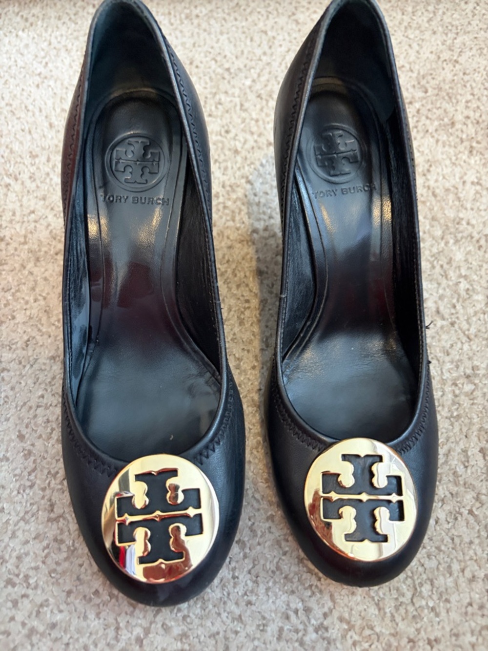 Tory Burch “Sophie” Wedge Heels in Black leather with gold hardware, 8 - Picture 2 of 14